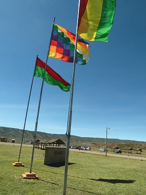 ティワナク博物館前に掲揚されている旗